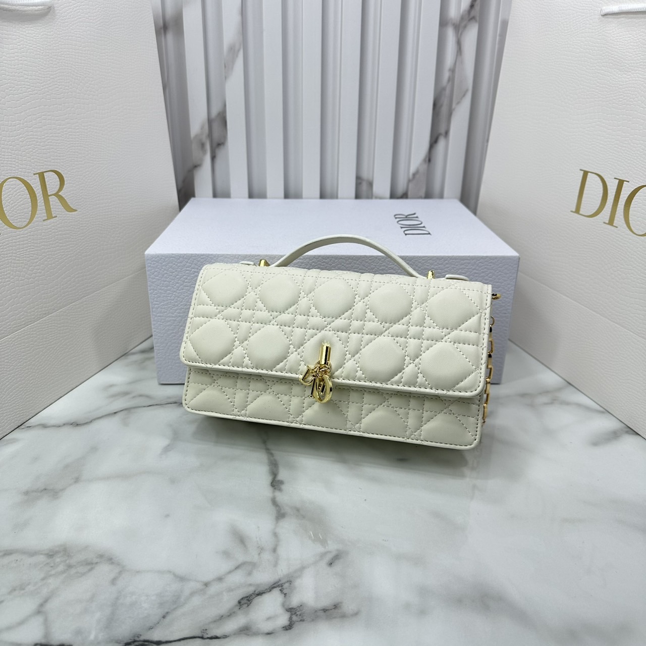ORI หนังแท้ | My Dior Mini Bag / Dior Clutch Bag กระเป๋าสะพายทรงคลัชทันสมัย หรูหราสง่างาม จะถือหรือสะพายก็ดูดีมีระดับ กระเป๋าที่ใช้งานได้จริงใบนี้ใส่ของจำเป็นได้ครบถ้วน