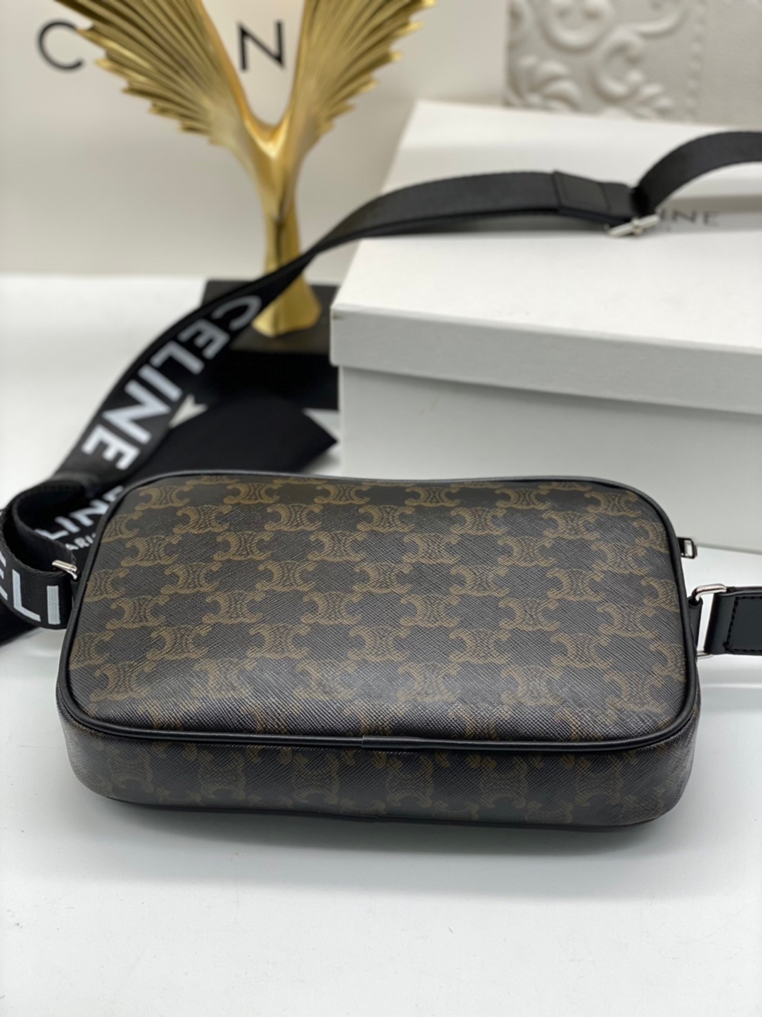 CELINE Medium Messenger bag in Triomphe Canvas / Celine Camera Bag กระเป๋าทรงครอสบอดี้ ใช้ได้ทั้งชายหญิง ขนาดกลางกำลังดี น้ำหนักเบา รูปทรงใช้งานง่าย ภาพสินค้าถ่ายจากงานขายจริง ใช้งานต่างประเทศได้