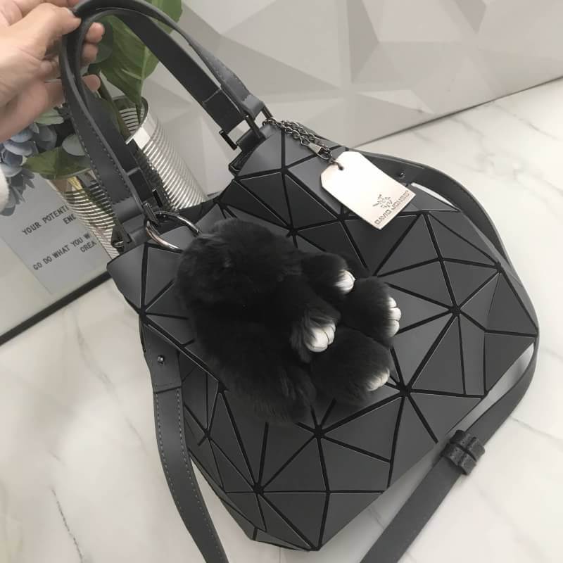 Metal grey Tone สีสุด classic ที่ แมทช์กับชุดง่ายมาก แถมยังลาย Limited edition หายาก ❤️ปรับทรงได้ 2 แบบ น่ารักมาก ค่า กระเป๋า จากแบรนด์ David Jones กระเป๋าสะพายข้างดีไซน์เกร๋มาก สีสวยหรูมาก ขนาดกะลังดีเลย น้ำหนังเบามากคะ ภายในมีช่องเก็บของจุกจิกได้