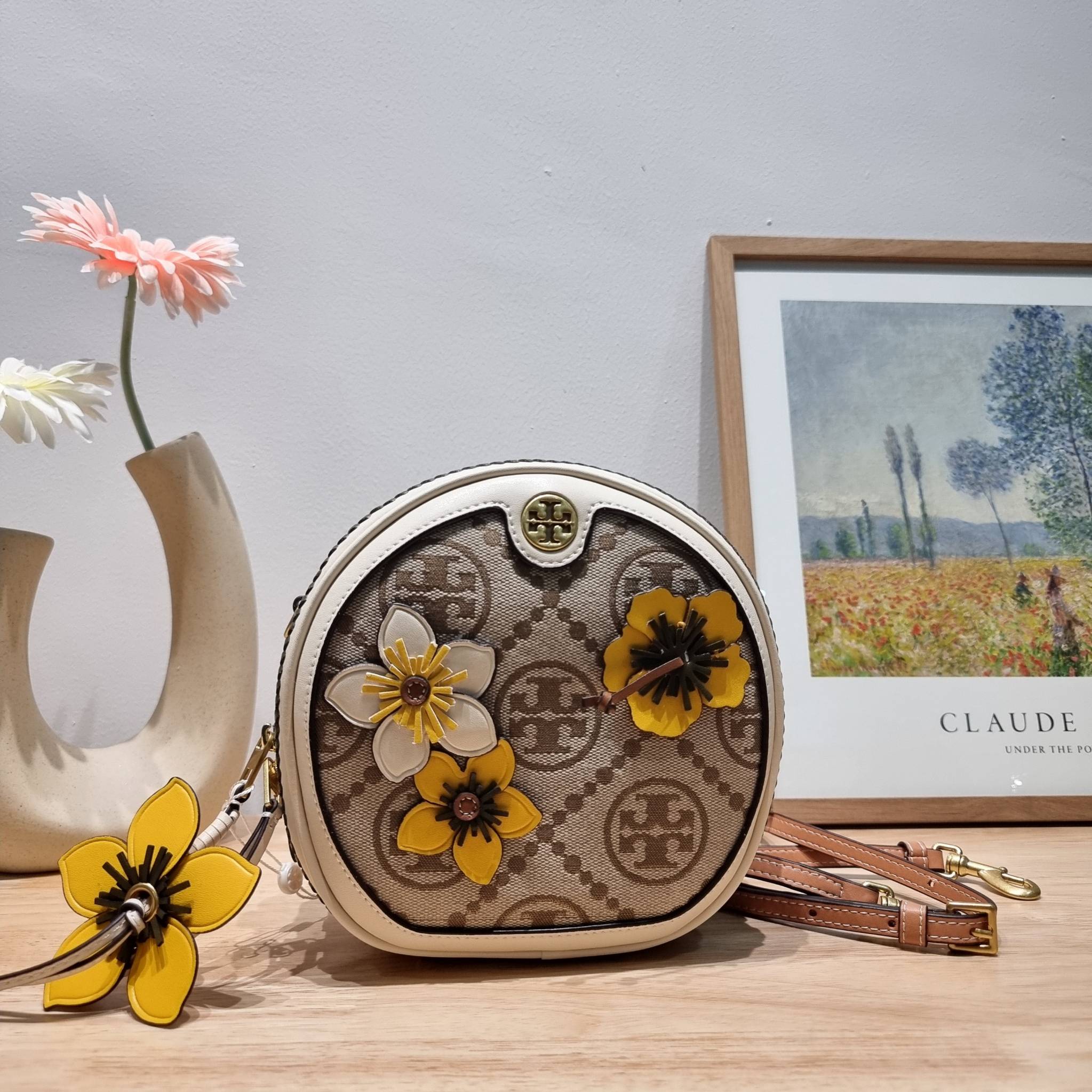 TORY BURCH T MONOGRAM FLORAL MOON CROSSBODY BAG คอลเลคชั่นใหม่ น่ารักให้ใจไปเลย กับประเป๋าสะพายทรงสวย ดีไซน์ใหม่ล่าสุด สไตล์งานคราฟ มีลูกเล่นประดับดอกไม้