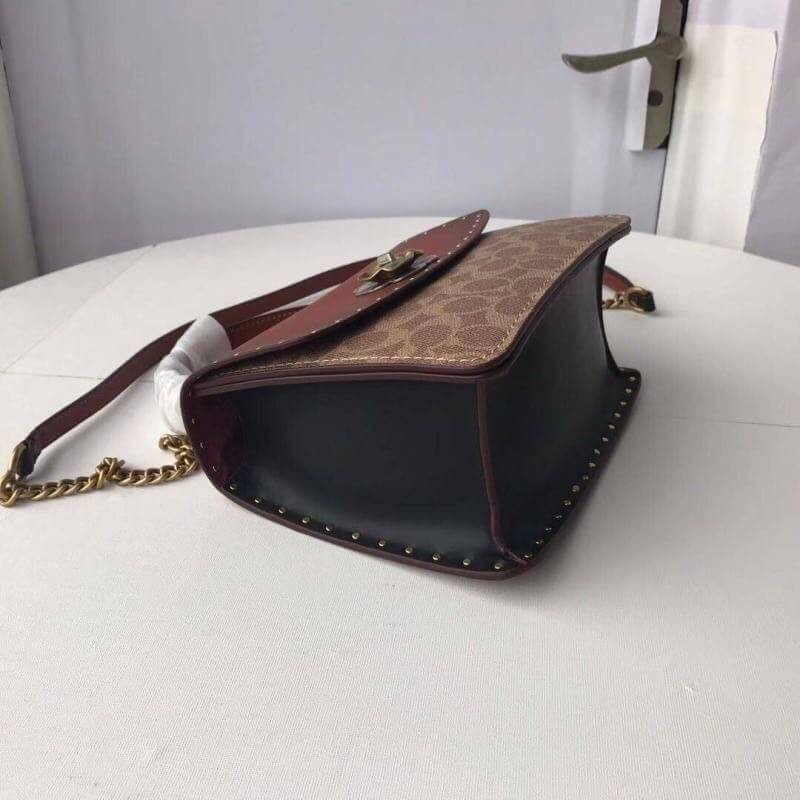 Coach Parker Top Handle In Signature Canvas With Rivet สินค้าใหม่ทรงน่ารัก ใช้แล้วดูแพงมากกก มีช่องใส่ขนาดกว้าง ใส่ของได้จำนวนมาก แถมยังสามารถถือเก๋ๆ แบบคุณนาย หรือสะพายเป็น crossbody ก็ได้ โดดเด่นด้วยลายsignature coach ใครยังไม่มีห้ามพลาดดดเลยนะ ของสวยจร