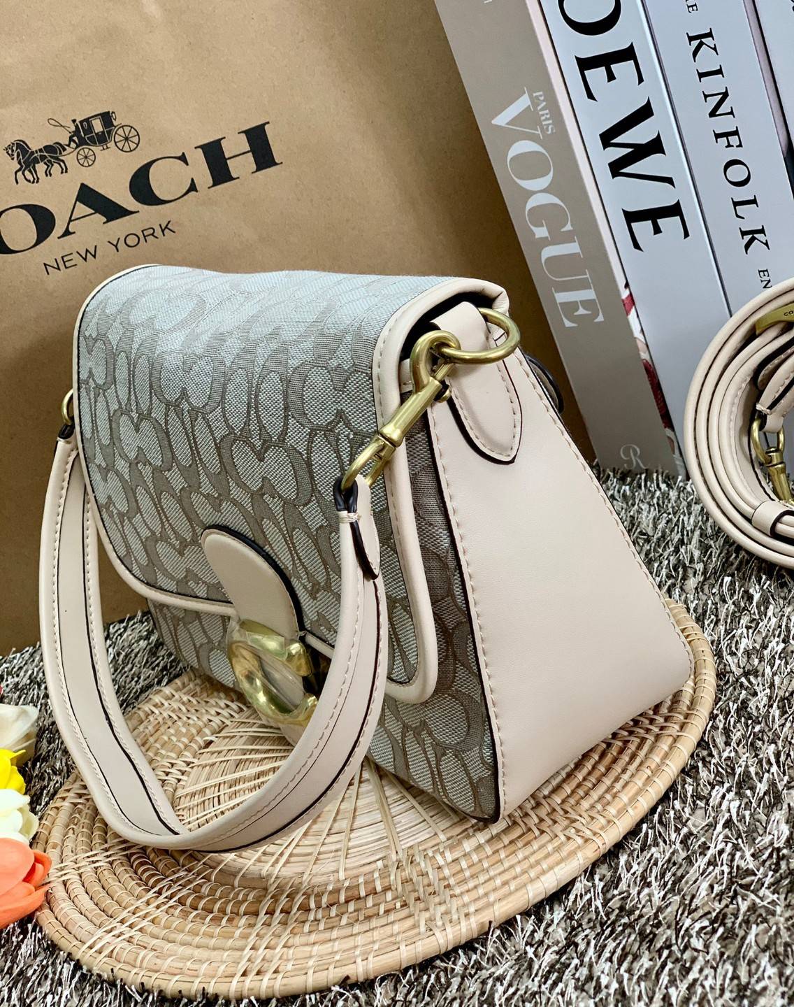 สวย คลาสสิคมากๆจ้าา COACH SOFT TABBY EUROPEAN CLASSIC UPGRADE PORTABLE BAG((C4821)) พร้อมส่งทันทีค่ะ สินค้าออกใหม่!! กระเป๋าหิ้ว//สะพายข้างได้ สุดคุ้ม! วัสดุ jacquard+หนังแท้ ได้สวยงาม คลาสสิคมากๆค่ะ น้ำหนักเบา เปิดปิดแบบกระดุมแม่เหล็กเป็นอะไหล่โลโก้แบรนด