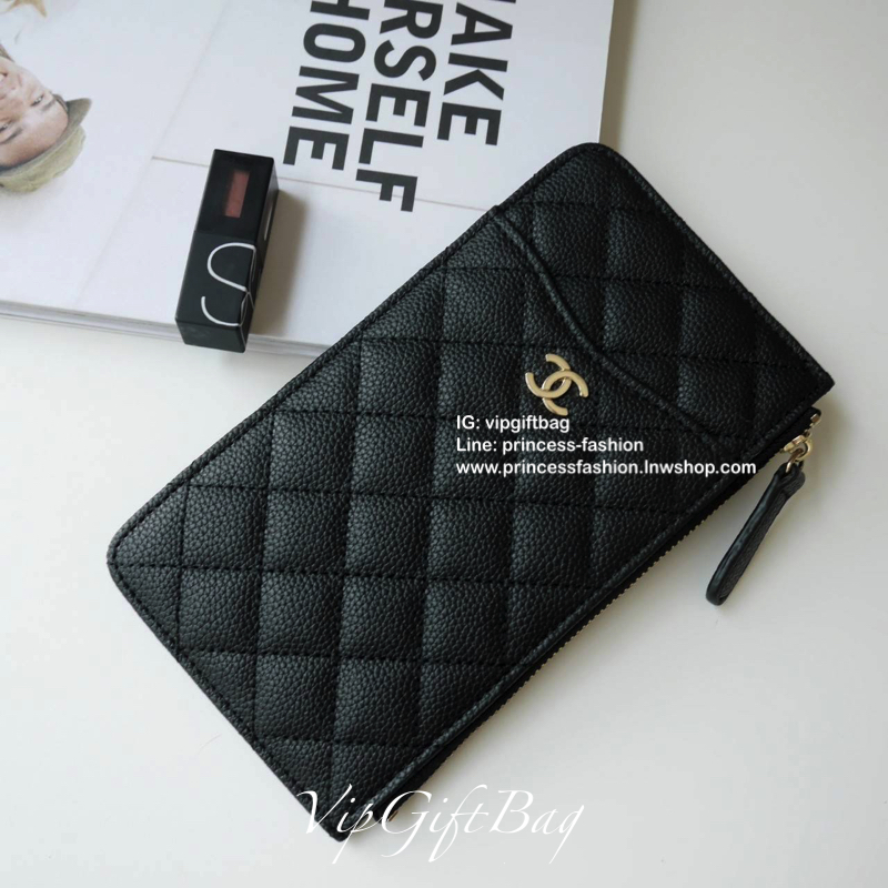 พร้อมส่งที่ไทยแล้วค่ะ♡♡ **สำหรับคนชอบพกน้อย **กะทัดรัด แนะนำรุ่นนี้คะ งานพรีเมี่ยมกิ้ฟท์จากเค้าเตอร์ต่างประเทศ กระเป๋าสตางค์ทรงสวย สะดุดตา หนังสัมผัสลายด้าน จากแบรนด์ CHANEL (GWP) ด้านหน้ามีโลโก้แบรนด์ CC สีทองหรู **อะไหล่สีทองทั้งใบ มีช่องซ