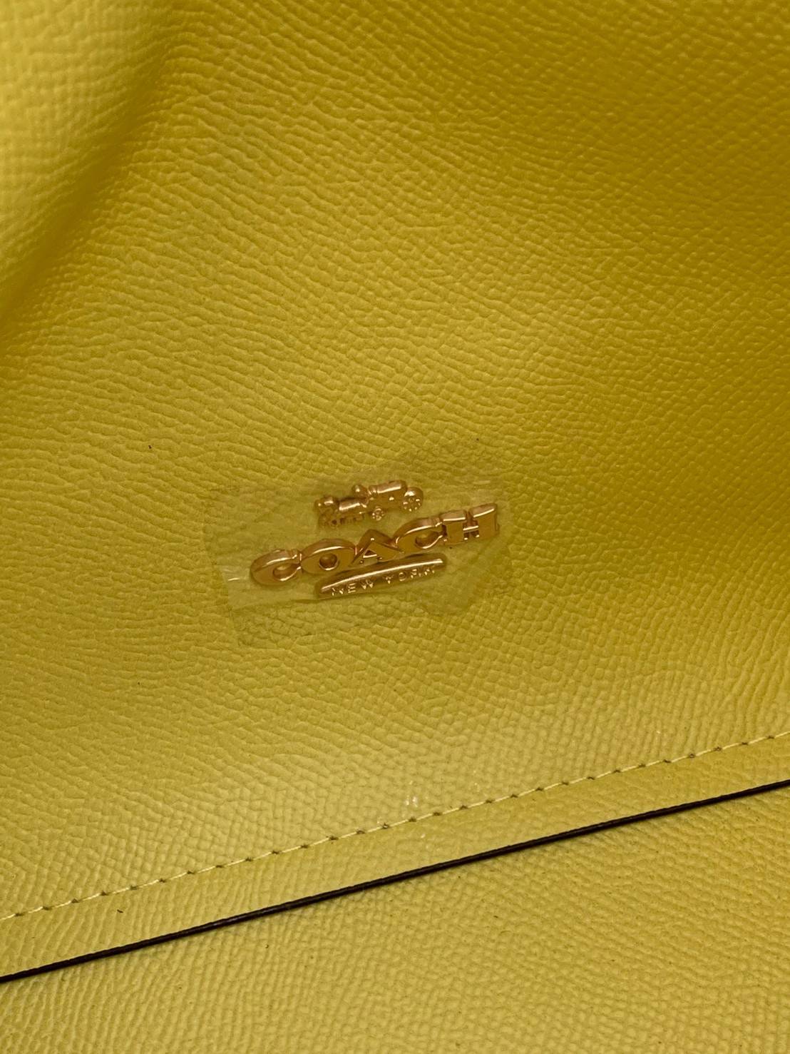 งานใหม่ สวยมากๆ สินค้าห้ามพลาดค่าา! COACH HORSE AND CARRIAGE TOTE WITH DOT PRINT ((C4060)) พร้อมส่งที่ไทย! กระเป๋าทรงTote ไม่ว่ายุคไหนๆ ใช้ได้ตลอดกาลลคะ! หนังแท้นิ่มสวย ตัวกระเป๋าทั้งใบปริ้นลายรถม้าสวยงามค่ะ ปากกระเป๋าแบบกระดุมแม่เหล็ก ใช้งานง่าย ภายในกว้