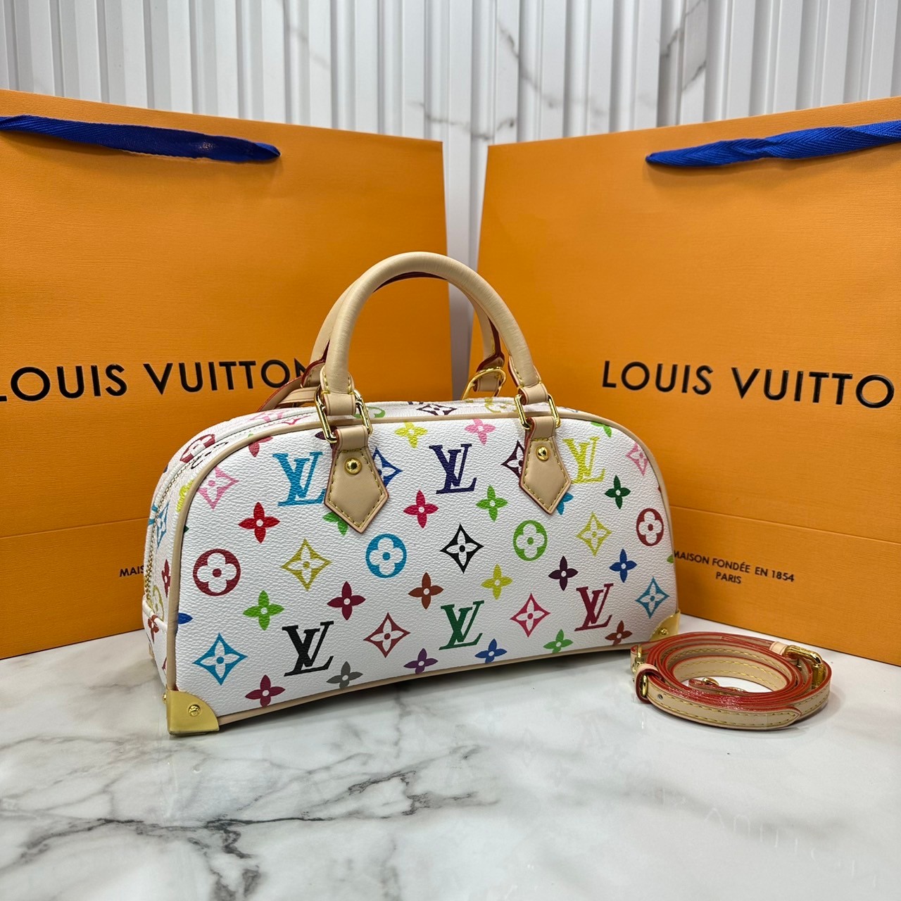 ORI | LV x TM Handbag East West Murakami ใหม่ล่าสุด กระเป๋าสะพายทรงสวย ดีไซน์ใหม่ หรู ดูผู้ดี แต่งแต้มดีเทลเปี่ยมชีวิตชีวาจากคอลเลคชั่น LV x Murakami คอมพลีตลุคด้วยที่ห้อยกุญแจรูปโบว์สุดเอ็กซ์คลูซีฟ