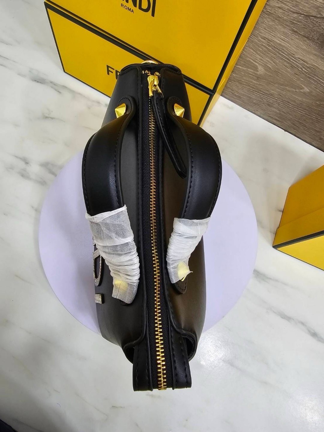 FENDI By The Way Boston Bag Elaphe Dark Gray กระเป๋าสะพายทรงบอสตัน คอลเลคชั่นสุดฮอต โทนดำคมเข้มคลาสสิค ดีไซน์โลโก้ใหม่สวยโดดเด่น เป็นยูนิเซ็กส์จะหนุ่มๆหรือสาวๆก็สะพายได้