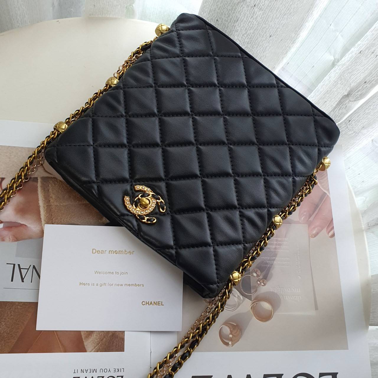 CHANEL VIP GIFT CROSSBODY CHAIN BAG กระเป๋าทรงสะพายข้าง ที่กำลังมาแรงมาในตอนนี้ ตัวกระเป๋าเป็นกระเป๋าสตางค์หนังพียูพรีเมี่ยม อะไหล่ทองทั้งใบ ด้านหน้าประดับโลโก้พร้อมมุก CC สุดหรู เปิดปิดด้วยตัวหมุนล็อค ใส่กระเป๋าสตางค์ยาวได้ รุ่นนี้พกของได้เยอะในระดับนึงเ