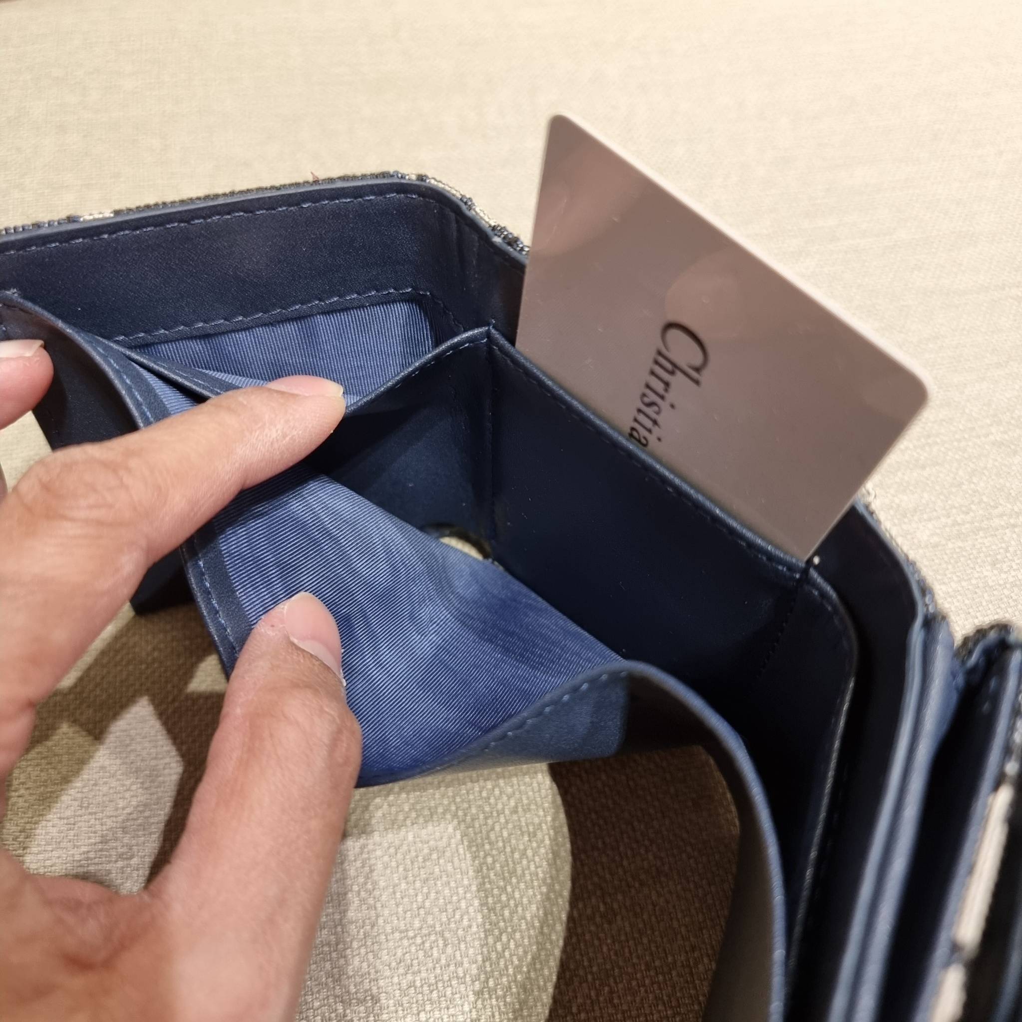 VIP 】CD MULTI WALLET WITH GWP กระเป๋าสตางค์ขนาดเหมาะมือ กะทัดรัดไม่กินพื้นที่ พรีเมี่ยมกิ๊ฟจากเคาน์เตอร์ ดีไซน์แบบพับ ใช้งานง่าย น่ารักน่าใช้จริงๆ วัสดุผ้าแคนวาสปักลาย สลับหนังแท้ภายใน ภายในมีช่องใส่บัตร ใส่ธนบัตรได้ สะดวกใช้มากๆ มาพร้อม box set ในราคาที่