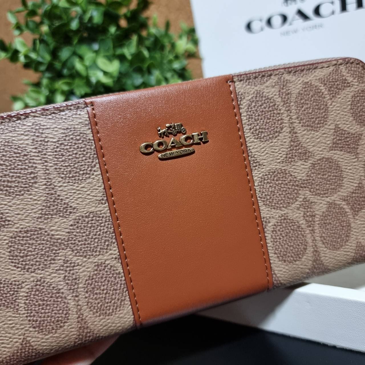 ของแท้ 💯% COACH 31546 ACCORDION ZIP WALLET IN COLORBLOCK SIGNATURE CANVAS กระเป๋าสตางค์ใบยาวรุ่นขายดี!! ขายหมดทุกสี!! 🔥🔥 สาวๆต้องยกให้เป็นไอเท็มที่ขาดไม่ได้เลยน้า วัสดุหนังแคนวาสเคลือบ ภายในเป็นหนังแท้ เปิด-ปิดด้วยซิปรอบ ใส่บัตรได้