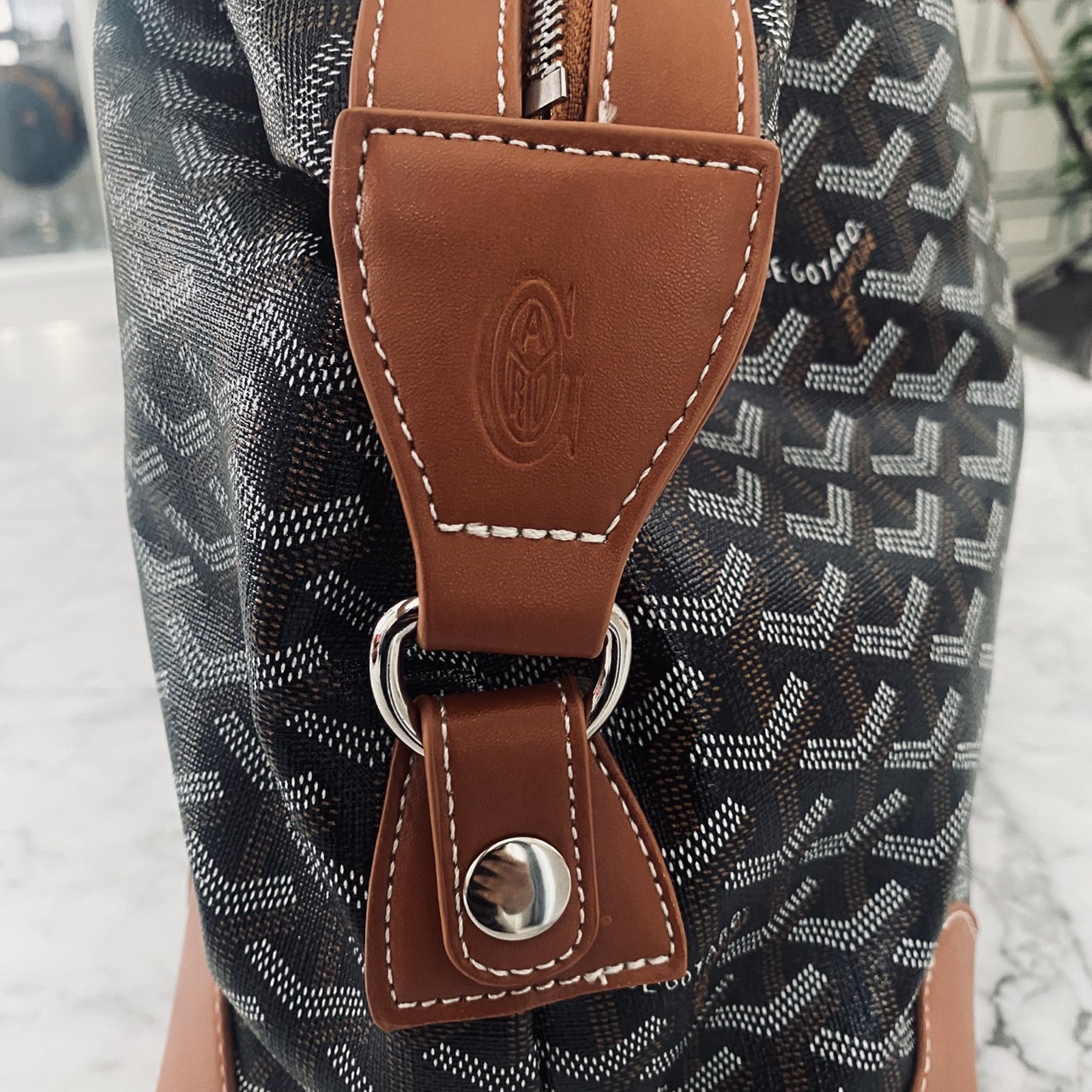 Goyard Boeing Travel 55 Duffle Bag กระเป๋าเดินทางใบใหญ่ ดีไซน์สวยคลาสสิกเป็นเอกลักษณ์ ไอเท็มที่จะทำให้การเดินทางไม่ธรรมดาอีกต่อไป ด้วยดีเทลความเป็นเอกลักษณ์ เรียบแต่หรู ภายในจุของได้เยอะมาก