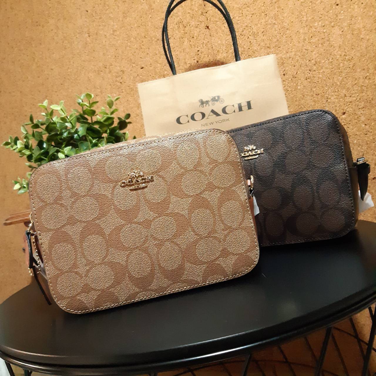 COACH 91677 MINI CAMERA BAG IN SIGNATURE CANVAS ขายดีที่สุด!! กระเป๋าสะพายข้างไซส์มินิ คลาสสิคอยู่ทรง อะไหล่ทองตัดดูหรู วัสดุหนังแคนวาสเคลือบลาย เปิด-ปิดด้วยซิป สายสะพายปรับได้ตามตัว ใบนี้แมทช์ได้ทุกลุค ใช้เป็น everyday bag ได้สบายๆเลยจ้า