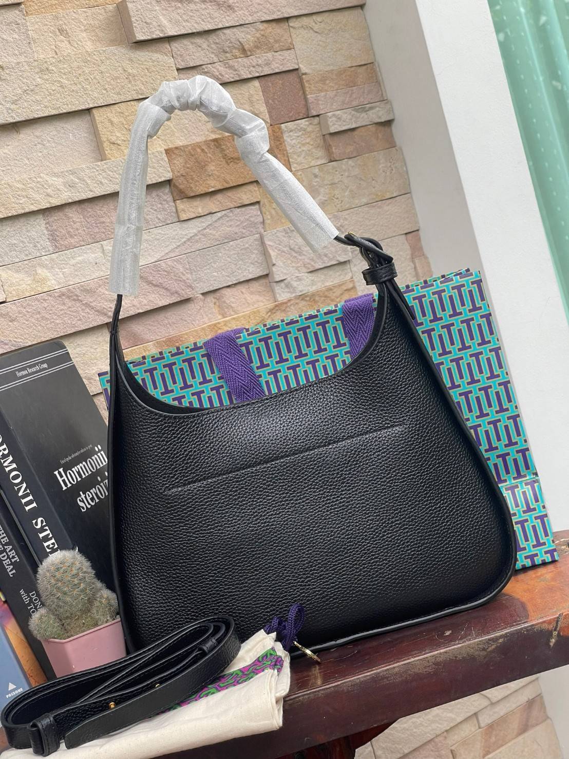 Tory Burch Miller Small Classic Shoulder Bag กระเป๋าที่เป็นได้มากกว่ากระเป๋าสะพายไหล่ โดยทางแบรนด์มีการออกแบบที่การต่อสายให้มาในลุคช์สะพายข้างได้ เป็นเอกลักษณ์ไม่ซ้ำใคร รูปทรงคลาสสิค เปิดปิดด้วยแม่เหล็กเพิ่มความปลอดภัย วัสดุหนังวัวแท้นุ่มต่อผิวสัมผัส มาคู