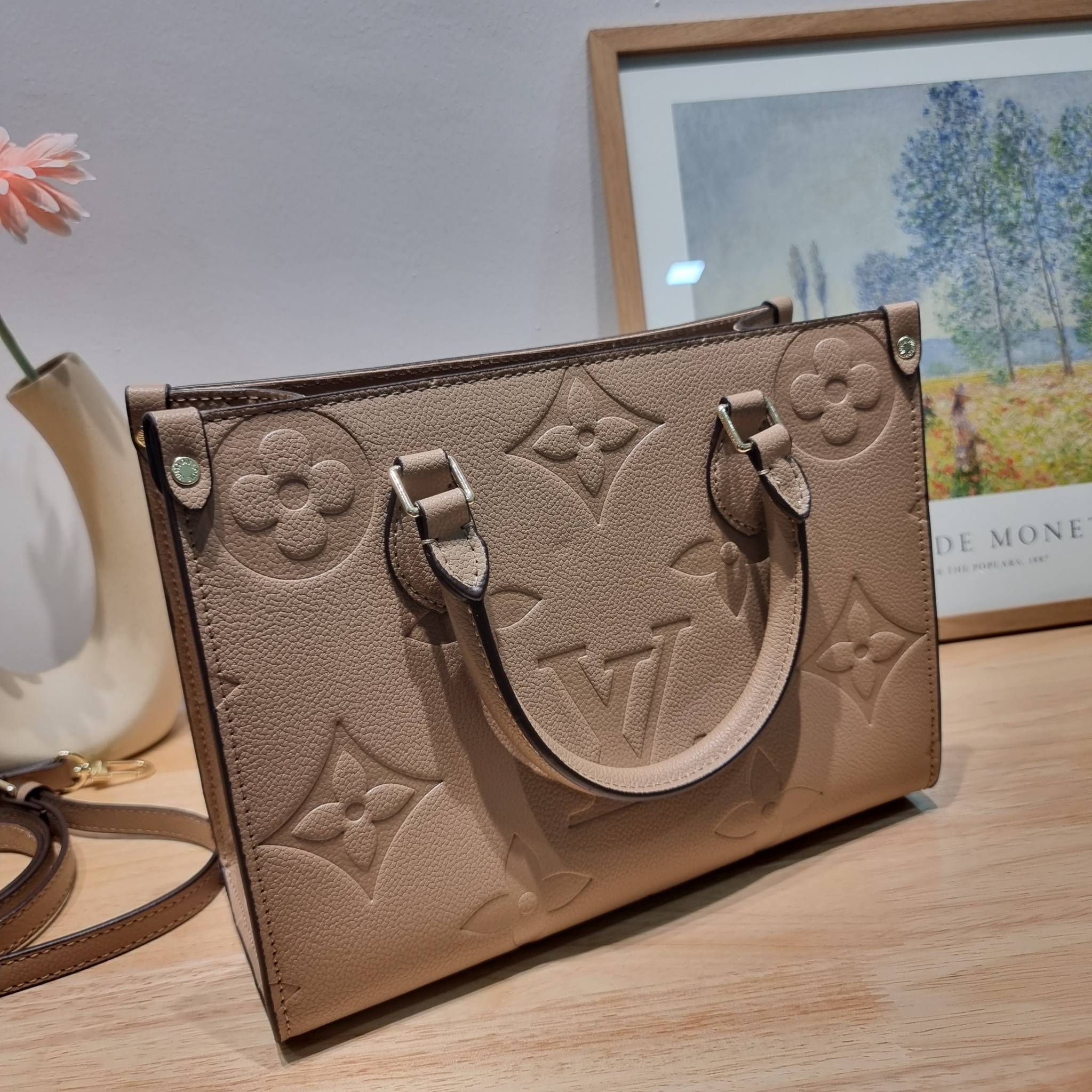 LV Onthego / LV crossbody tote bag กระเป๋าทรงโท้ทเวอร์ชั่นดั้งเดิม ที่คลาสสิค ผู้ดี หรูหรา โทนสีใช้งานง่าย ได้ทุกลุค ทุกสไตล์ วัสดุหนังลูกวัว ผิวลายเกรน มาพร้อมหูจับในตัว คล้องแขนก็ดูแพง หรือจะเกี่ยวสายครอสสะพายก็อัพลุคได้เลย ภายในโล่งกว้างมาก มีอะไหล่เกี