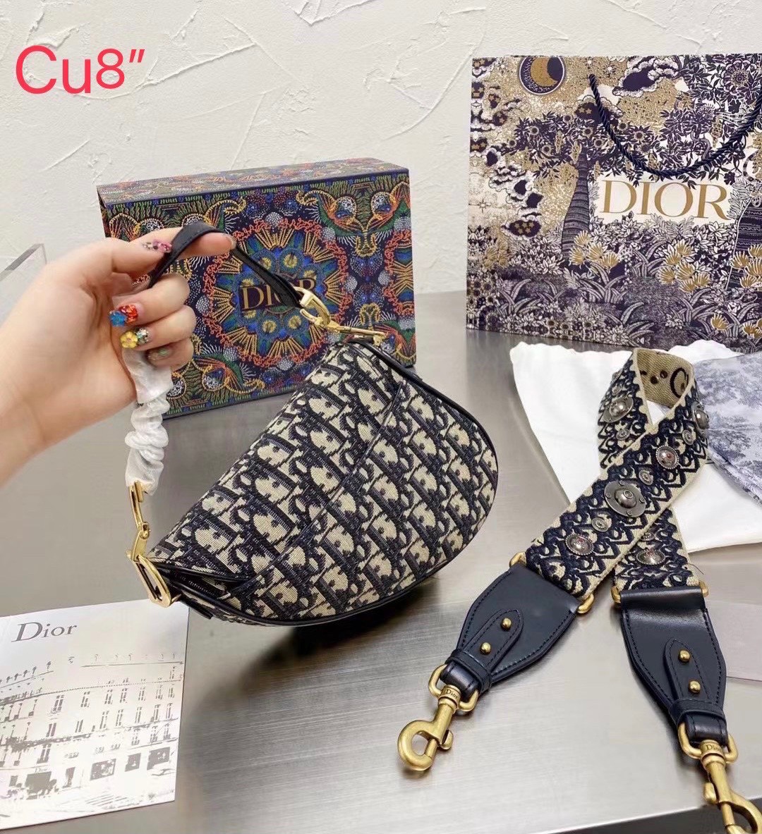 DIOR Mini Saddle Bag with Strap **รอบราคาพิเศษ** มาพร้อมสายครอสบอดี้สุดคุ้ม กระเป๋ารุ่นยอดนิยม งานผ้าแจ็คการ์ดลาย Oblique ลูกเล่นห้อยด้วยตัวอักษร D ตรงหูหิ้วมีกิมมิค CD สีทอง