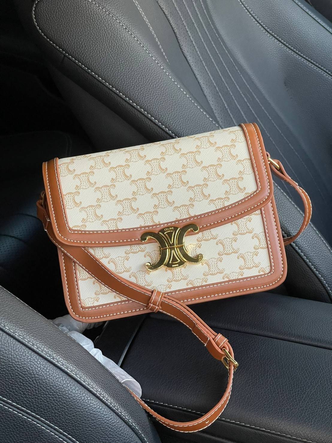 VIP 】Celine TEEN MEDIUM TRIOMPHE BAG IN TRIOMPHE CANVAS สาวๆที่กำลังมองหากระเป๋าน่ารักเอาไว้ใช้ในวันสบาย ๆ แต่ไม่รู้เลือกกระเป๋า Celine รุ่นไหนดี แนะนำรุ่นนี้เลยคะ เป็นกระเป๋าสะพายข้างขนาดกำลังดี สวยแบบคลาสสิก หรูหราด้วยแคนวาสเคลือบลาย Triomphe อีกทั้งยัง