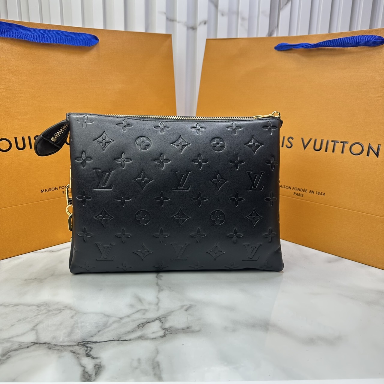 ORI หนังแท้ | LV Coussin PM bag Soft leather with Monogram pattern กระเป๋าถือสะพายไหล่ หรือถือเป็นกระเป๋าคลัทช์ หนึ่งในไอเท็มโดดเด่นจากแฟชั่นโชว์คอลเลกชันประจำฤดูกาล Spring-Summer หนังบุนวม