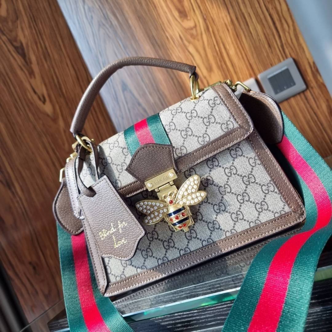 VIP 】กลับมาแล้วจ้า อีกรุ่นพรีเมี่ยมกิ๊ฟสุดฮิต!! หรู ดูผู้ดี!! GC CROSSBODY STRAP BAG WITH GWP กระเป๋าสะพายข้าง ดีไซน์สวย โดดเด่นไม่ซ้ำใคร วัสดุหนังแคนวาส เปิด-ปิดด้วยตัวกดล็อครูปผึ้ง (ผึ้ง) น่ารักมากๆ!! แถมฟรี!! แท็กพวงหนังห้อยเก๋ๆ ภายในกระเป๋าเป็นช่องโล่