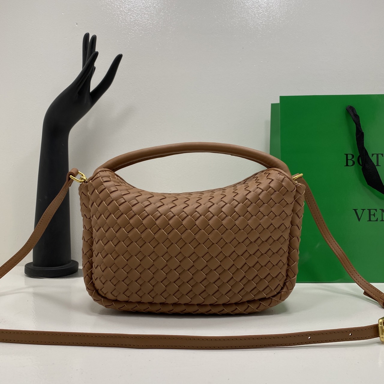 BOTTEGA intrecciato leather Snap Handle Handbag กระเป๋าถือ/สะพาย ดีไซส์สานเป็นเอกลักษณ์ หูจับในตัว หนังสวยงาม เกรดออริ สลับแท้ 1:1 ใช้งานต่างประเทศได้