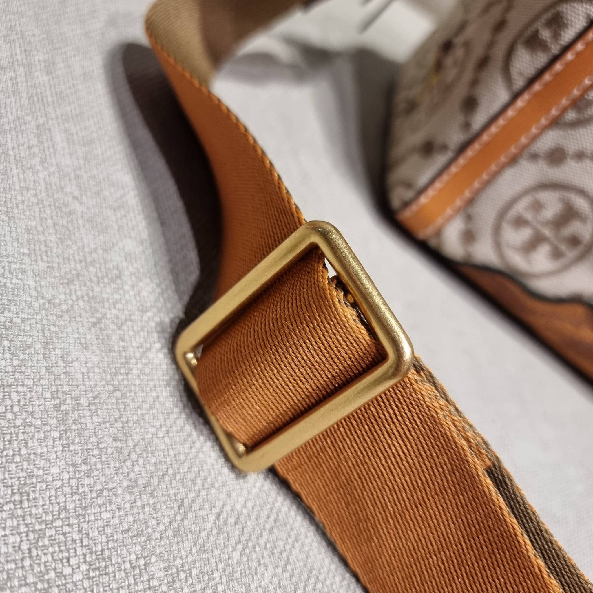 TORY BURCH T MONOGRAM JACQUARD EMBROIDERED DUFFLE คอลใหม่ล่าสุด สวยพร้อมเสิร์ฟแบบไม่ต้องรอพรีฯ ลายโมโนแกรมสุดคลาสสิคที่ถูกดีไซน์รังสรรค์ด้วยงานปักสุดชิค น่าใช้ใจฟูแค่แรกเห็น!! วัสดุ jacquard woven สลับหนังแท้ หูจับในตัว และพร้อมไปเลยกับสายสะพายข้าง ที่จะถ