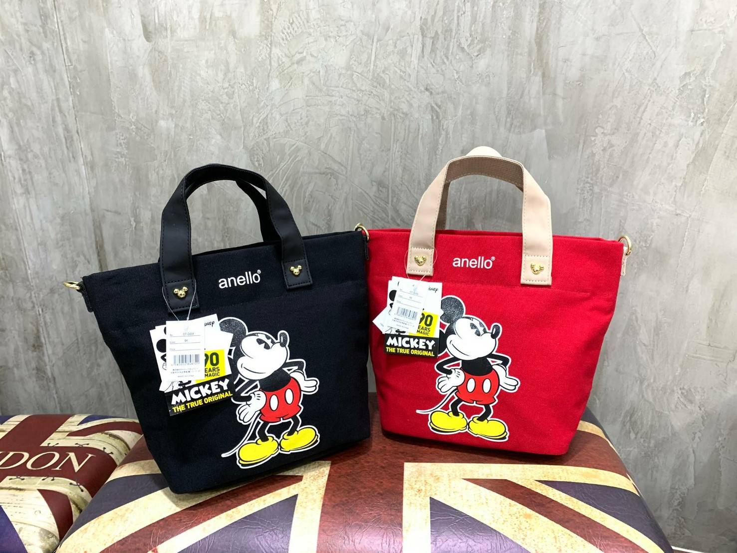 ANELLO MICKEY LIMITED EDITION MEDIUM DT-G004 เอาใจวัยรุ่นกับอีกหนึ่งคอลเลคชั่นน่าสะสมจากมิกกี้ เมาส์และมินนี่ เมาส์ ที่วาดลวดลายของตัวการ์ตูนยอดฮิตลงบนกระเป๋าให้เป็นซิกเนเจอร์กับรูปแบบทรง medium tote ขนาดกลางกำลังดี อีกทั้งยังเลือกใช้วัสดุอย่างผ้า Canvas 