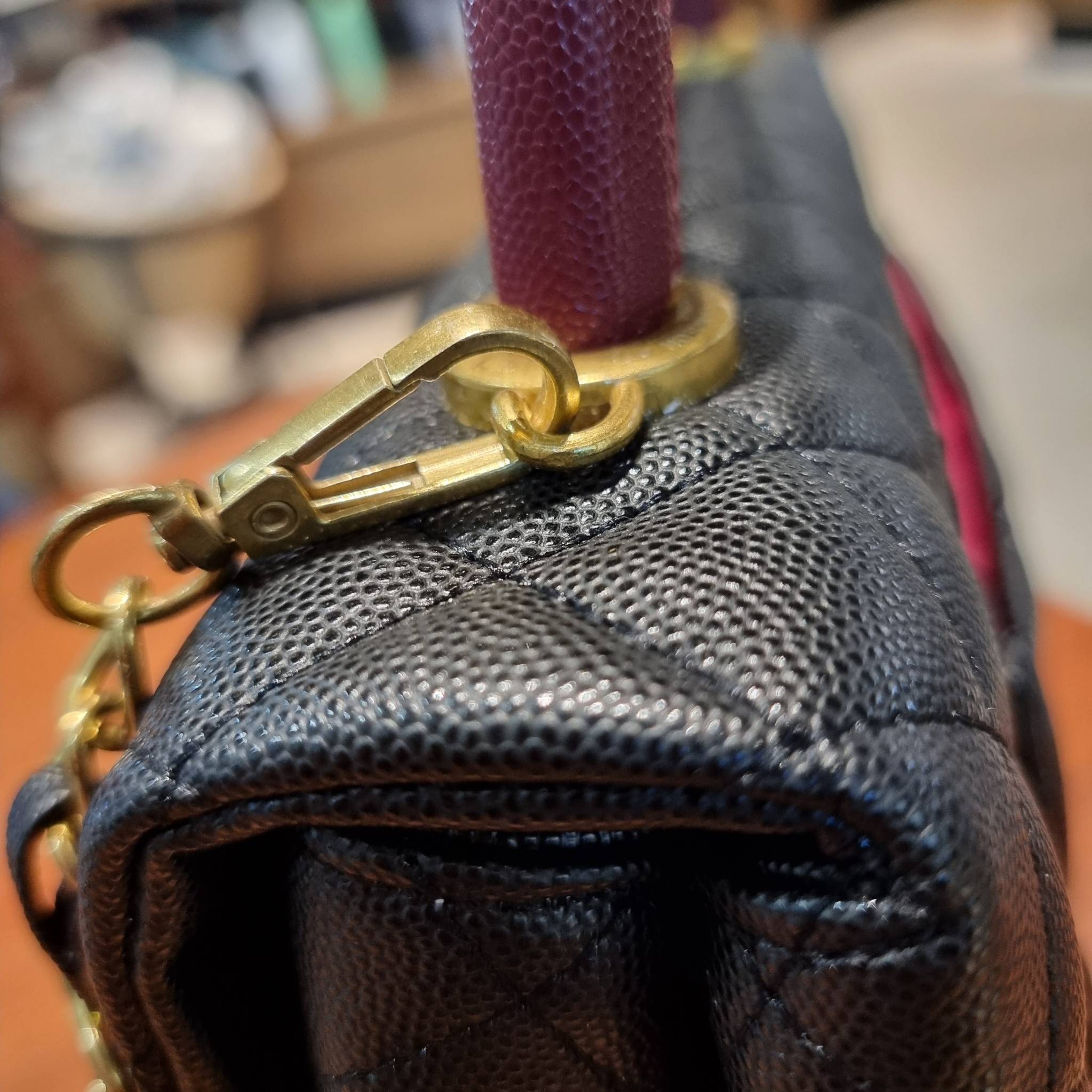 VIP 】รุ่นยอดฮิตตลอดกาล ไซส์กำลังสวย!! จากแบรนด์ Chanel กระเป๋าถือ/สะพาย หนังลายคาเวียร์ โลโก้เด่นชัด เปิด-ปิดกระเป๋าด้วยตัวบิดล็อค อะไหล่สีทองหรู ทรงสวยผู้ดี ภายในกระเป๋ามีช่องโล่งกว้างจุของได้พอสมควร มีช่องซิปแบ่งสัดส่วน ด้านหลังมีช่องเก็บของจุกจิกอีก 1 