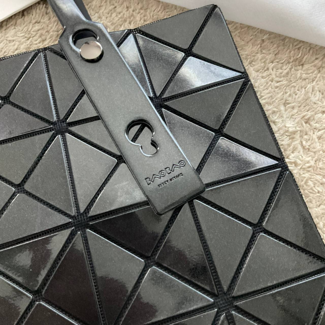 BAO BAO ISSEY MIYAKE TOTE BAG (6x6) กระเป๋าสะพายไหล่ ใบใหญ่ ทรงโท้ท จุดเด่นคือ ปรับได้หลายทรงตามเอกลักษณ์เฉพาะของแบรนด์นี้ ด้านในใส่ของได้เยอะมาก ใส่ไอแพด สมุดโน้ตได้สบายเลย พร้อมช่องซิปใส่ของให้อีกหนึ่งช่อง วัยทำงานหรือวัยนักศึกษา อย่างน้อยต้องมีแบรนด์นี