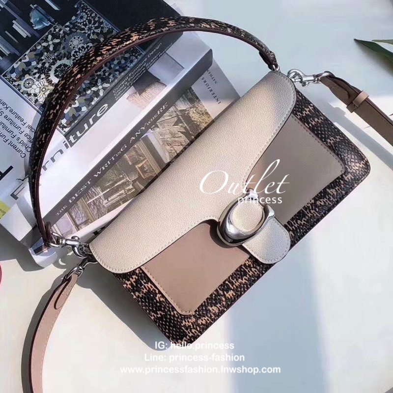 COACH TABBY SHOULDER BAG กระเป๋าถือแบบคลัท /คล้องไหล่ /สะพายข้าง วัสดุหนังแท้ เปิดปิดกระเป๋าแบบกระดุมแม่เหล็กภายในมีช่องหลักใส่ของ2ช่อง มีซิปช่องกลาง 1ช่อง พร้อมช่องเล็กใส่ของจุกจิก ซับในกำมะหยี่ อะไหลเงินคลาสสิค ด้านหน้ามีอะไหล่โลโก้ C ตัวใหญ่ สายยาว+สาย