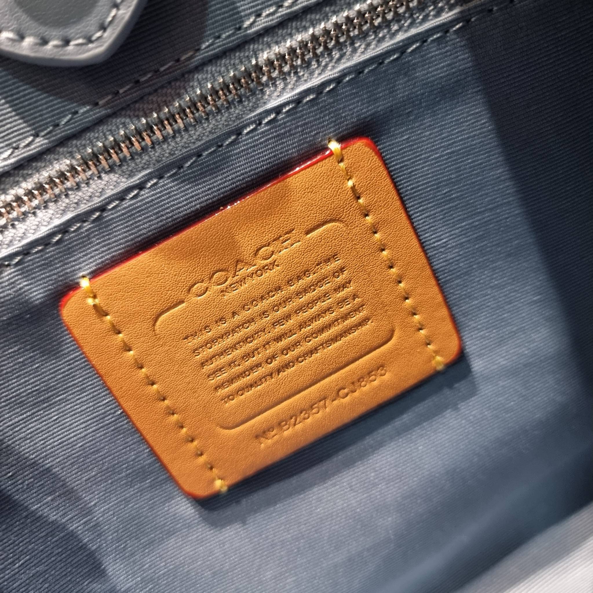 COACH FIELD TOTE 22 IN SIGNATURE DENIM / CJ853 คอลเลคชั่นใหม่ พร้อมสีใหม่ยังไม่เข้าไทย ให้ทุกคนได้มีสวยก่อนใครไปเลย!! กับกระเป๋าทรงโท้ท ไซส์กำลังสวย ดีเทลปั๊มผิวเต็มใบ ดูดี มี texture บวกกับสายสะพายสปอร์ตสีตัดกับกระเป๋า