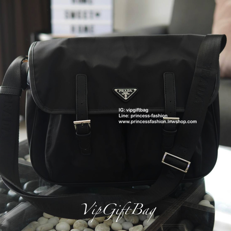New Arrival จากแบรนด์Prada ทรง Messenger ทรงยอดฮิตของคุณผู้ชายเลยค่ะ วัสดุทำจากผ้าNylon อย่างหนา กันน้ำได้คะ มีโลโก้แบรนด์อยู่ข้างหน้า ตัวกระเป๋าอยู่ทรง อะไหล่เงินทั้งใบ ด้านในบุผ้าลายแบรนด์อย่างดี เปิดปิดด้วยกระดุมแม่เหล็ก และด้านในเปิดปิดด้วยซิป ด้านหลั