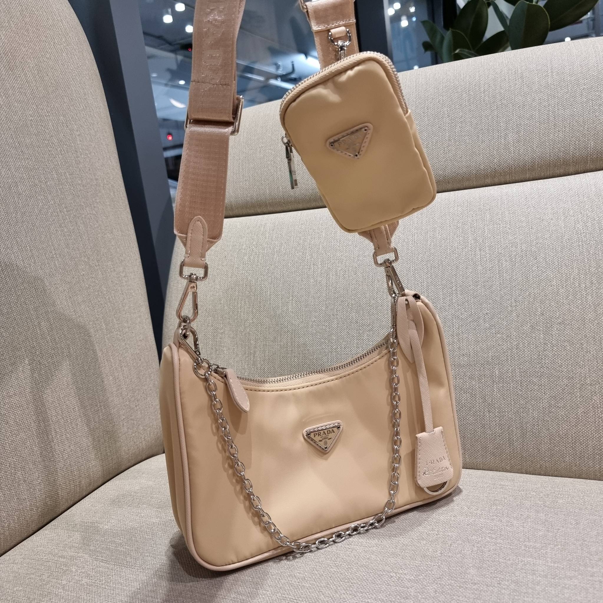 VIP 🥂 PRADA RE-EDITION 2005 RE-NYLON SHOULDER BAG ไอเท็มสุดปัง ที่ฮิตตลอดกาลไม่ว่าจะปีไหนๆ จัดให้ครบทั้งสีขายดีและสีใหม่ล่าสุด ที่สายคุณหนูห้ามพลาด!! กับกระเป๋าสะพายทรงคลาสสิค เหมาะเป็น everyday bag มากๆ วัสดุผ้าไนล่อนคุณภาพ พร้อมใบลูก ไว้ใส่เหรีย