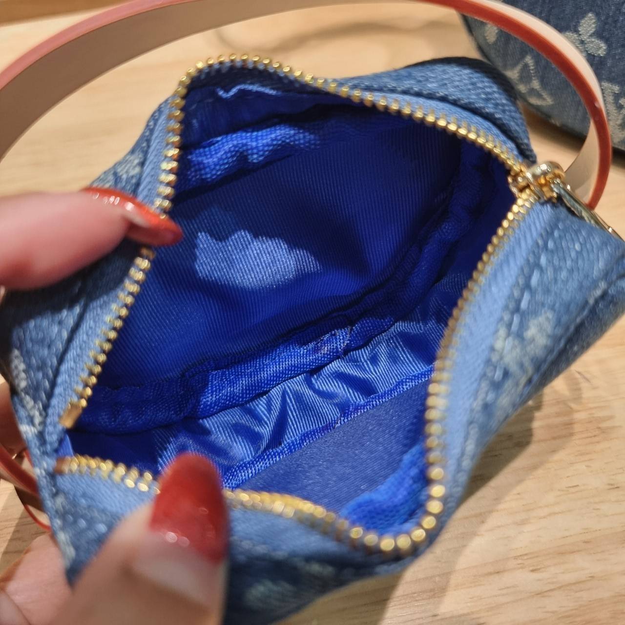 LV croissant denim bag กระเป๋าทรงครัวซองต์ ใหม่ล่าสุด สวยชิค ฉ่ำก่อนใคร ด้วยดีไซน์สุดเก๋แบบทำถึง เพิ่มดีเทลน่าใช้ด้วยใบลูก ที่แยกออกมาใช้ได้