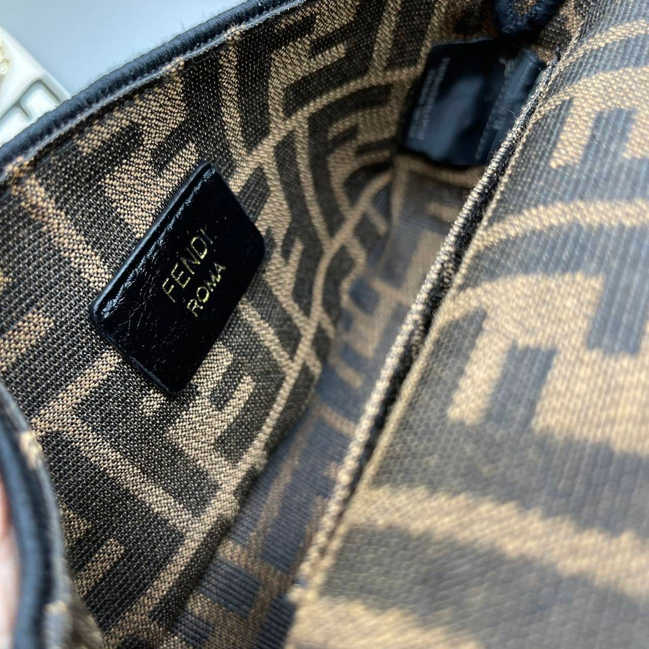 MINI || FENDI VINTAGE BAGUETTE SHOULDER BAG 2size ORI Grade ใช้งานต่างประเทศได้ กระเป๋าสะพายทอลายโมโนแกรม อะไหล่ทองหรูหรา มี 2 ขนาด ทนทาน มาพร้อมสาย 2 แบบ สำหรับคล้องแขน และสายครอสบอดี้ เปิด-ปิดด้วยกระดุมแม่เหล็ก ภายในเป็นช่องโล่ง ใส่โทรศัพท์ พร้อมเสิร์ฟค