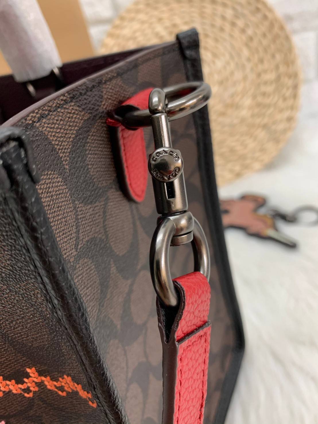 พร้อมส่ง 4ลาย 🌈ไม่มีในช๊อปไทยจร้าา😘 COACH DEMPSEY CARRYALL IN SIGNATURE JACQUARD WITH STRIPE AND COACH PATCH (C2826,C1527,C4113) พร้อมส่งความสวย! คุณภาพจัดเต็มค่ะ กระเป๋าทรงTote วัสดุ Jackquard+หนังแท้ ได้ลงตัวสวยงาม ด้านหน้ามีโลโก้แบรนด์ว