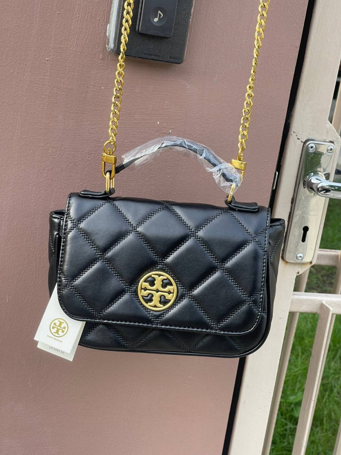 Tory burch crossbody and mini top handle Bag กระเป๋าถือที่มีดีไซน์แสนจะธรรมดาแต่ให้ลุดสุดชิด โดยลวดลายการเดินด้ายกระเป๋าที่มีรสนิยมดูแล้วคลาสสิค ตัวกระดุมของกระเป๋าเปิด-ปิดได้ง่าย หนังมีความนิ่ม จะถือก็ให้ความเก๋ได้อีกแบบ เหมาะกับการไปเที่ยวทั้งในวันสบาย
