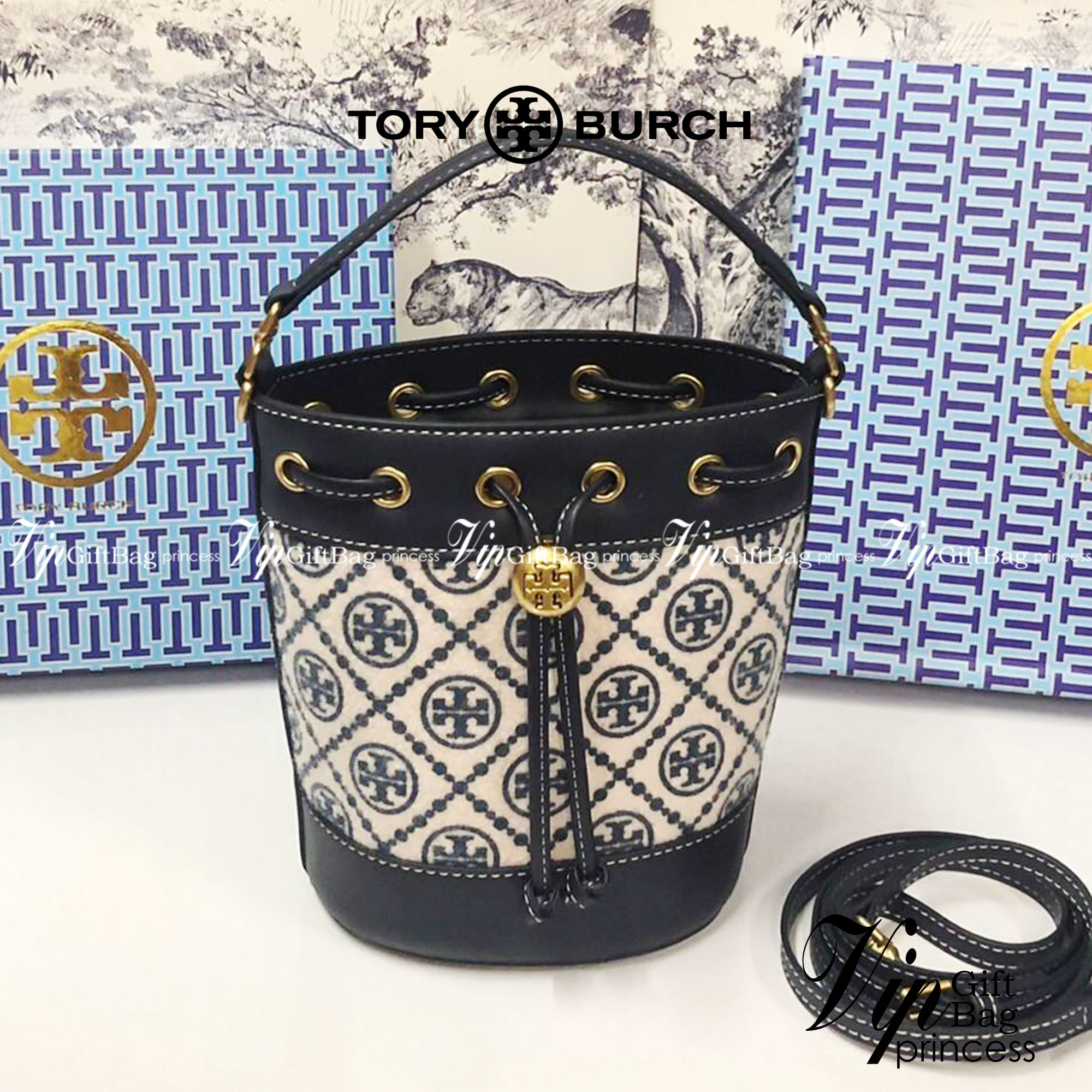 Mini : Tory Burch T Monogram Chenille Bucket Bag เปิดตัวอีกหนึ่งรุ่นกับกระเป๋าลาย T MONOGRAM รุ่นใหม่ล่าสุดจาก TORY BURCH พลาดไม่ได้กับโลโก้สุดคลาสสิก ลวดลาย T Monogram คือวัสดุ chenille หรือที่เรียกว่า ด้านไหมกำมะหยี่ มารังสรรค์ลงบนกระเป๋าBucketใบนี้ เป็