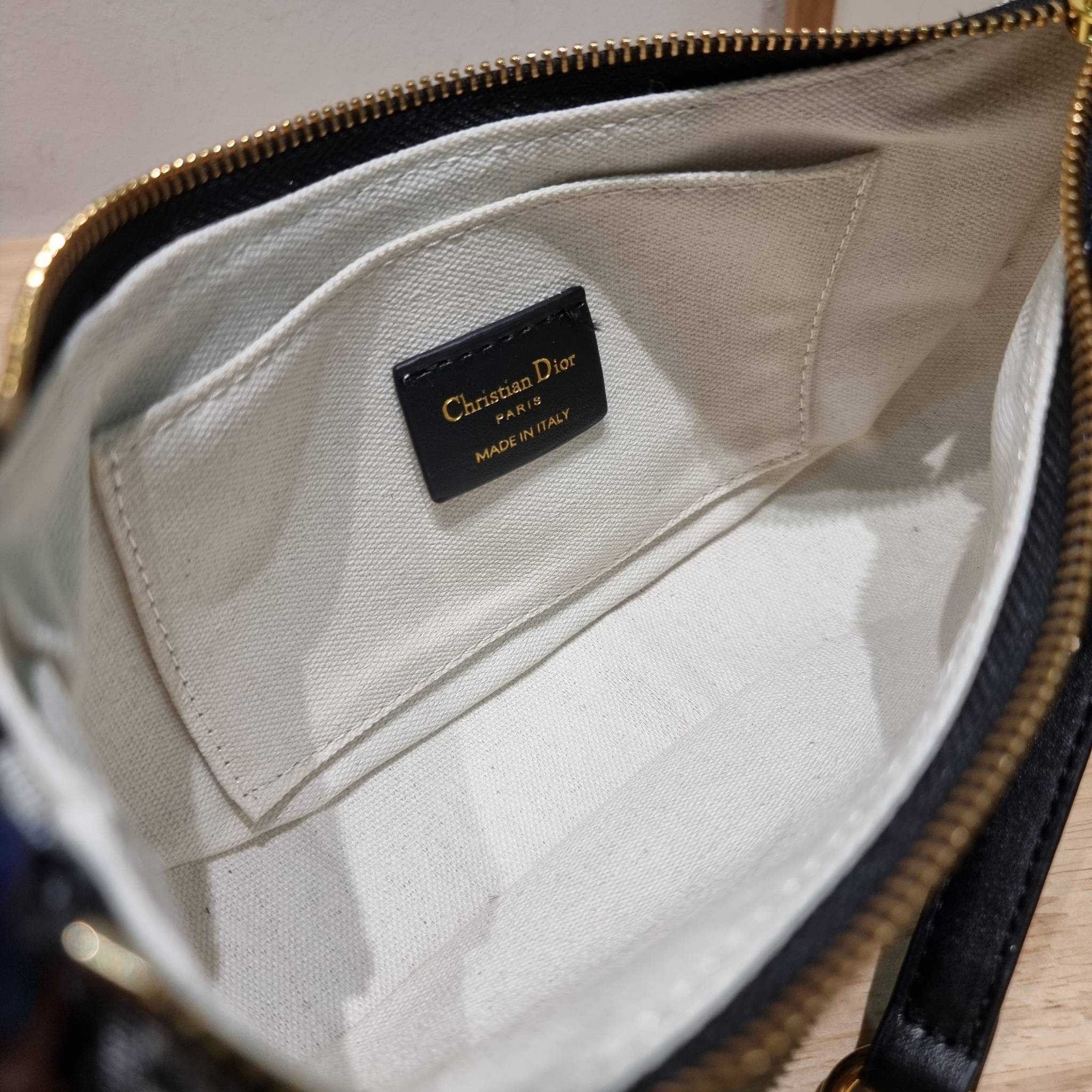 CD Lounge Bag Blue Oblique Jacquard / Dior pochette กระเป๋าสะพายทรงพอช สวยหรู ดีไซน์เรียบ แต่ดูแพง