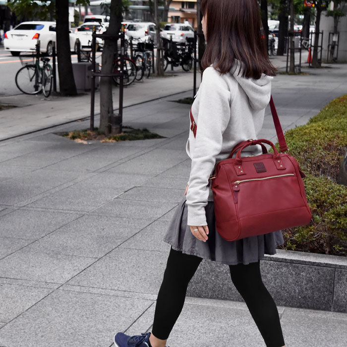 ANELLO 2 WAY PU LEATHER BOSTON BAG รุ่นใหม่ล่าสุดจากแบรนด์ที่ทุกคนต้องรู้จัก รุ่นนี้วัสดุคือหนังpu แบบนิ่มและน้ำหนักเบา กันน้ำได้ สะพายเป็นทรงcrossbodyสายยาวปรับได้ฟรีไซส์ถอดออกได้ หรือจะถือก็สวยเเก๋ ปากกระเป๋ามีโครงเป็นเอกลักษณ์จุดเด่น หูจับมีตัวล้อคด้วย