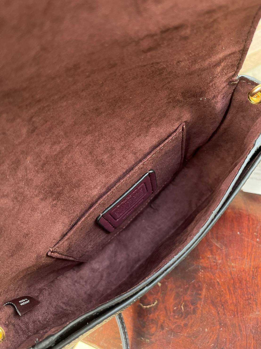 พร้อมส่งที่ไทยครบทั้ง6สีค่ะ 😘 Coach Ellen Crossbody In Signature ((C1432)) กระเป๋าทรงฮาฟมูนรูปทรงคลาสสิก ออกแบบให้มีลักษณะโค้งมน ไม่ดูเป็นทรงแข็งจนเกินไป ดีไซน์และสีของกระเป๋ายังเรียบง่าย เข้าได้กับทุกชุด สะพายครอสบอดี้ร์//สะพายข้าง หรือถือแบบคลัท