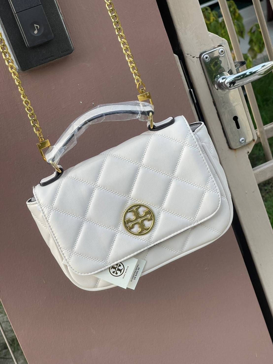Tory burch crossbody and mini top handle Bag กระเป๋าถือที่มีดีไซน์แสนจะธรรมดาแต่ให้ลุดสุดชิด โดยลวดลายการเดินด้ายกระเป๋าที่มีรสนิยมดูแล้วคลาสสิค ตัวกระดุมของกระเป๋าเปิด-ปิดได้ง่าย หนังมีความนิ่ม จะถือก็ให้ความเก๋ได้อีกแบบ เหมาะกับการไปเที่ยวทั้งในวันสบาย