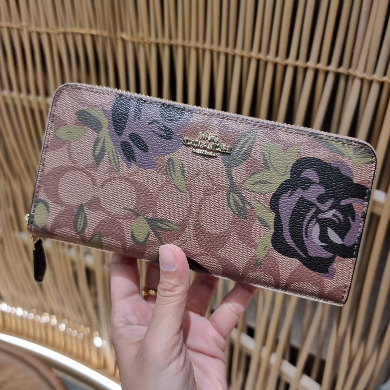 COACH ACCORDION ZIP WALLET IN SIGNATURE CANVAS WITH PRAIRIE ROSE / JUMBO FLORAL / CAMO ROSE FLORAL / MEDLEY BOUQUET PRINT ((F31572/F39189/F26290/F2859)) สวยคลาสสิคไม่มีใครเกิน!! กระเป๋าสตางค์ใบยาว ลวดลายสวย สีสันโดดเด่น วัสดุหนังแคนวาสเคลือบ เปิด-ปิดด้วยซ