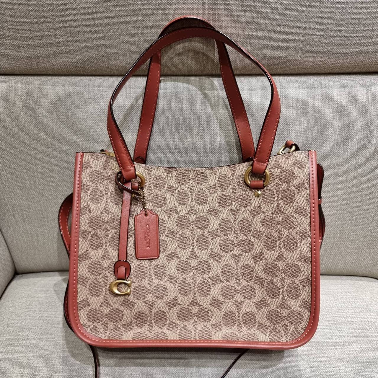 COACH C3889 TYLER CARRYALL 28 IN SIGNATURE CANVAS ((C3460//C3889)) รุ่นยอดฮิตที่สาวๆหลายคนเรียกร้อง กับกระเป๋าถือ/สะพายทรงสวย ที่มาพร้อมสายสะพายไหล่ในตัว และสายครอสบอดี้สำหรับสะพายข้าง ตัวกระเป๋าถูกแบ่งเป็นสัดส่วนสวยงาม มีช่องซิปกลางที่ใหญ่พอสมควร และยังม
