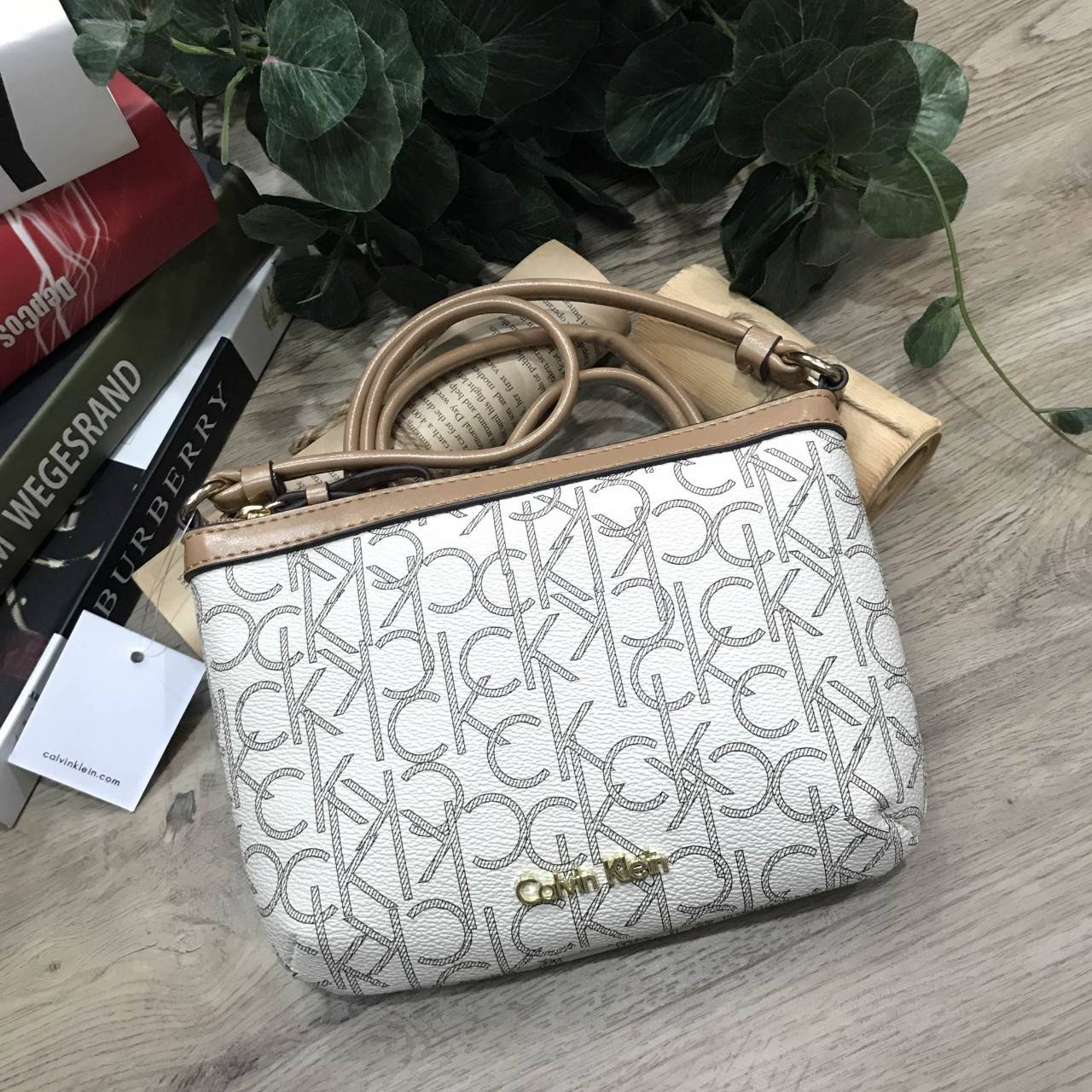 Calvin Klein Cross Body Bag กระเป๋าสะพายรุ่นใหม่ล่าสุดหนังสวย สกรีนลาย Signature แบรนด์รอบใบ ประดับโลโก้แบรนด์ สีทองด้านหน้า เปิดปิดด้วยซิป น้ำหนักเบา ภายใน โล่งกว้าง มีช่องใส่บัตร และช่องซิป ใส่ iphone+ ได้ มาพร้อมสายสะพายยาว ขนาดกำลังน่ารัก สะพายคล่องตั