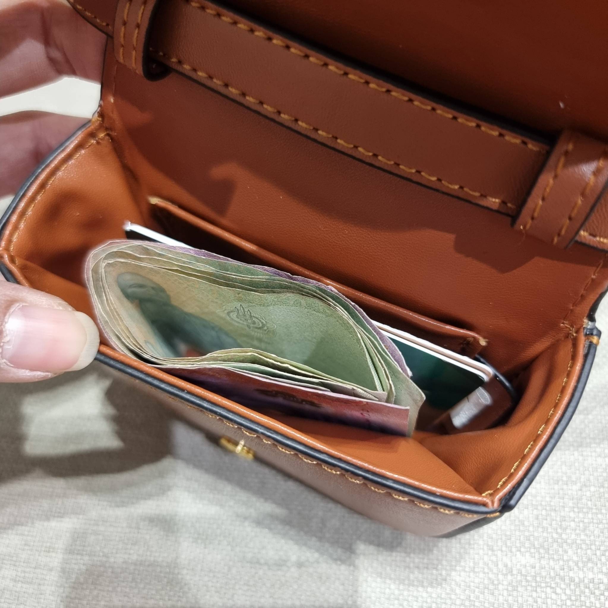 CELINE TRIOMPHE MINI BAG แรร์ไอเท็ม สีลิมิเต็ดในไซส์มินิ กับกระเป๋าสะพายที่เล็กแต่ปังมาก!! ดีเทลเรียบแต่หรู วัสดุหนังแท้ สีคลาสสิค เปิด-ปิดด้วยกระดุมแน่นหนา ภายในเป็นช่องโล่ง สายสะพายถอดได้ ปรับได้ตามชอบ ใบนี้สามารถใส่บัตร ใส่ธนบัตรได้ พกเป็นกระเป๋าสตางค์