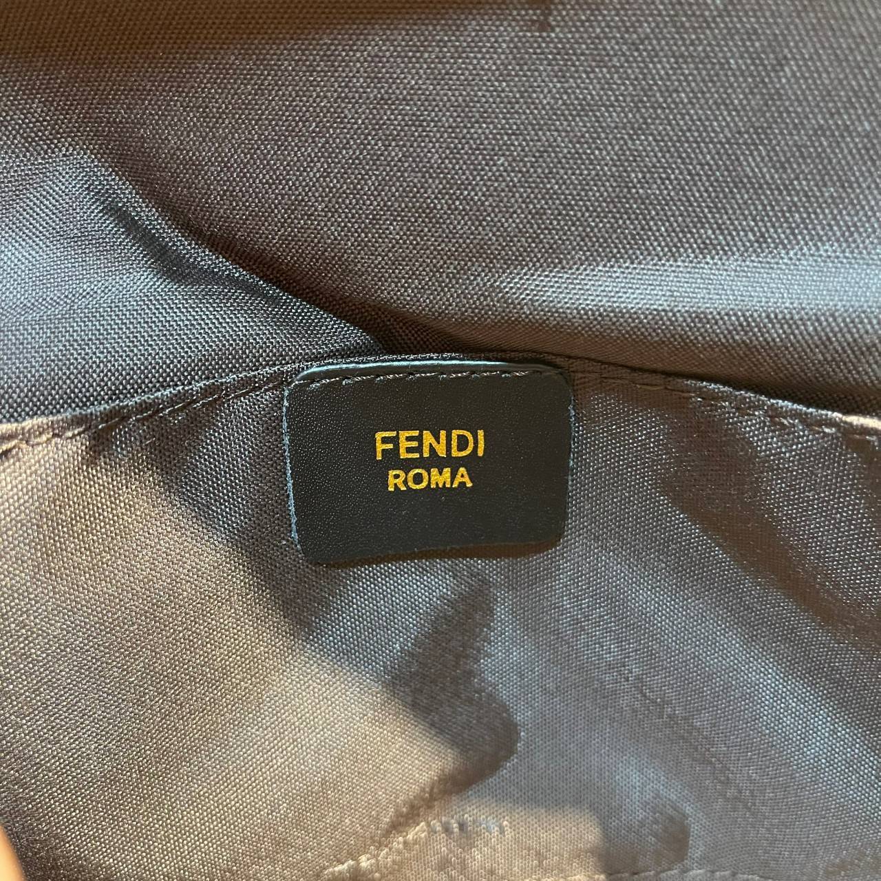 หนังแท้ Fendi Wallet On Chain With Pouches leather mini-bag กระเป๋าสะพายข้างทรงเหลี่ยมตกแต่งด้วยโลโก้ Fendi กระดุมแป๊ก มาพร้อมกระเป๋าด้านในแบบถอดได้ถึง 2ใบ สุดคุ้ม พร้อมสายโซ่และสายสปอร์ตถอดออกได้ ไอเท็มนี้ไม่ควรพลาดเลยค่าา