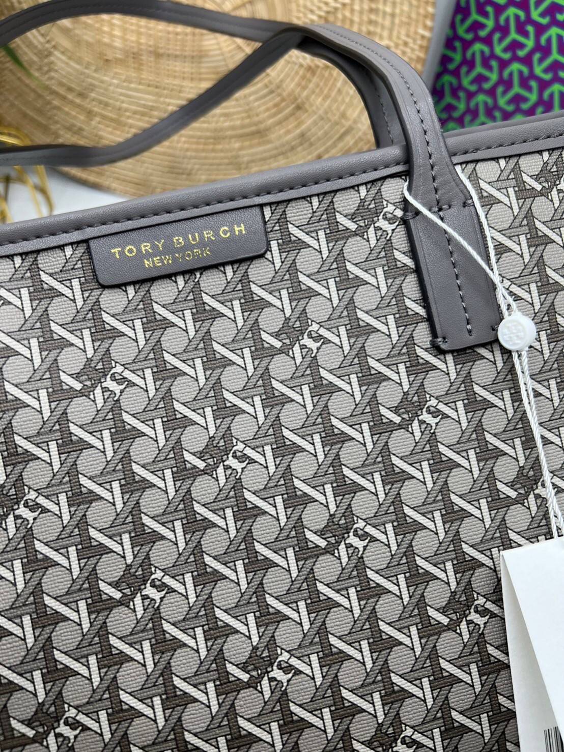 Tory Burch Ever Ready Zip Tote Small Coated Canvas / Tory Burch Geo Logo Tote กระเป๋าโท้ท พิมพ์ลายด้วยลวดลายสานตะกร้าอันเป็นเอกลักษณ์ของแบรนด์ ซึ่งได้แรงบันดาลใจจากความหลงใหลในงานจักสานของผู้ก่อตั้ง