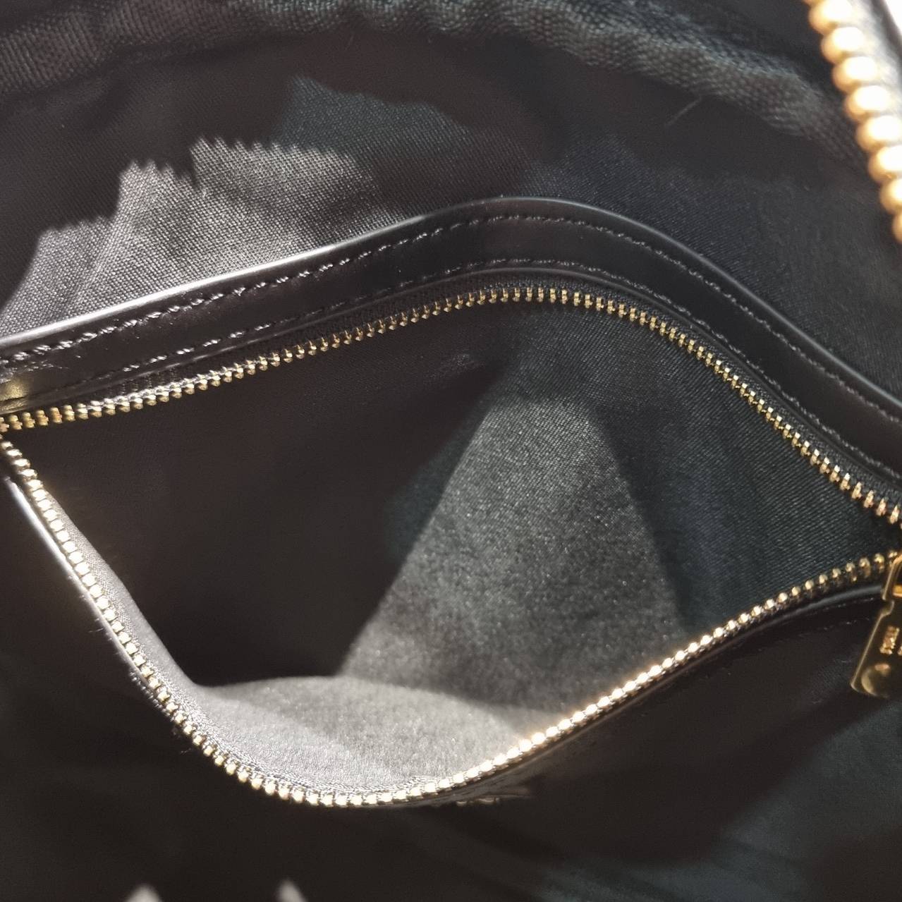 MIU MIU LEATHER BEAU BAG กระเป๋าถือรุ่นสุดจึ้ง ที่ไม่มีตอนนี้คือพลาด ดีไซน์เรียบแต่มากมีอยู่จริง สวยดูแพง หูจับในตัวง่ายและสะดวกพกพา เพียงแค่คล้องไหล่ ขนาดใหญ่จุของได้แบบสบายๆ