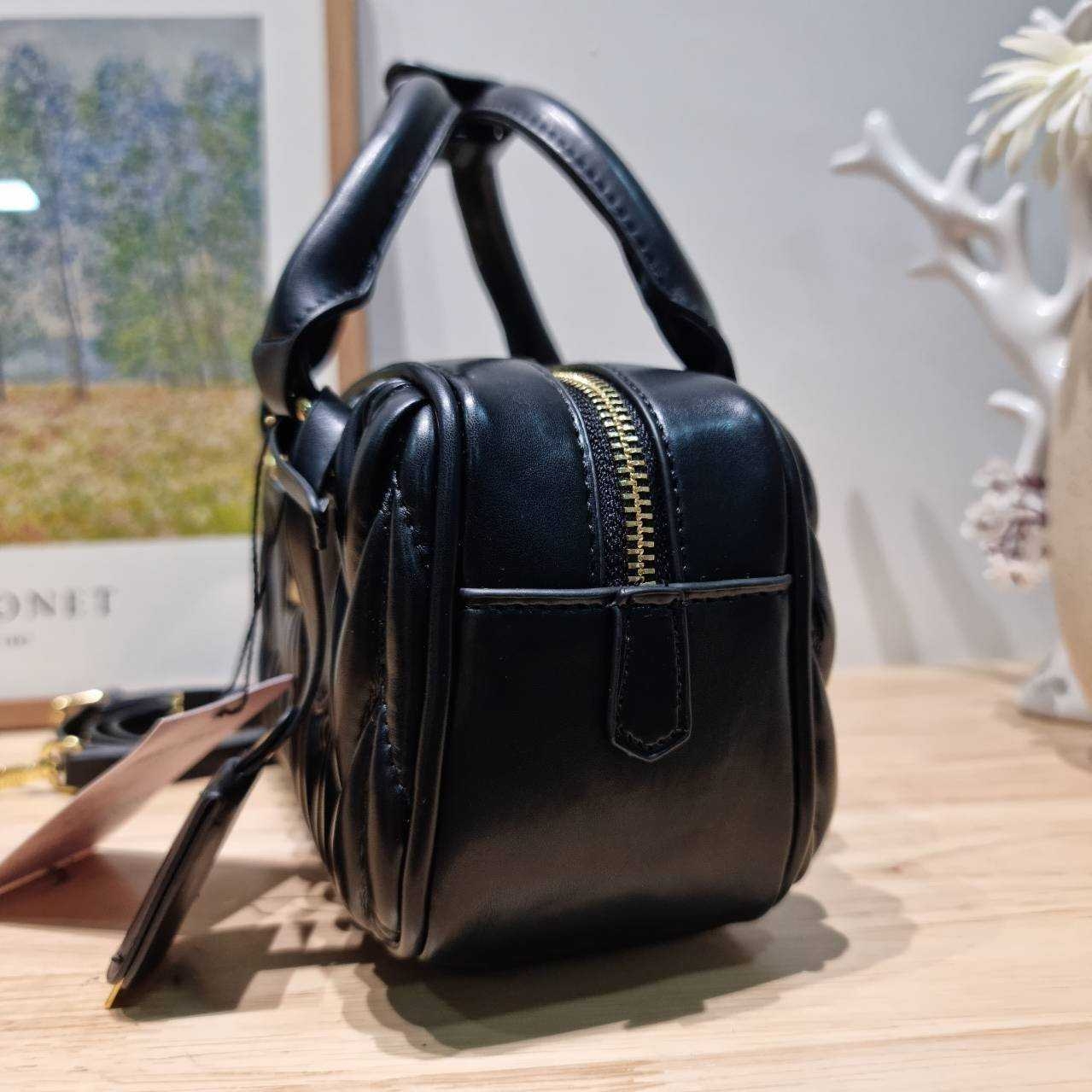 MIU MIU ARCADIE METELASSE LEATHER BAG กระเป๋าถือ/สะพายสุดชิค ที่ไม่มีตอนนี้คือพลาด ดีไซน์เพิ่มดีเทล ด้วยการเดินด้ายเป็นเอกลักษณ์ สวยดูแพง หูจับในตัวง่ายและสะดวกพกพา