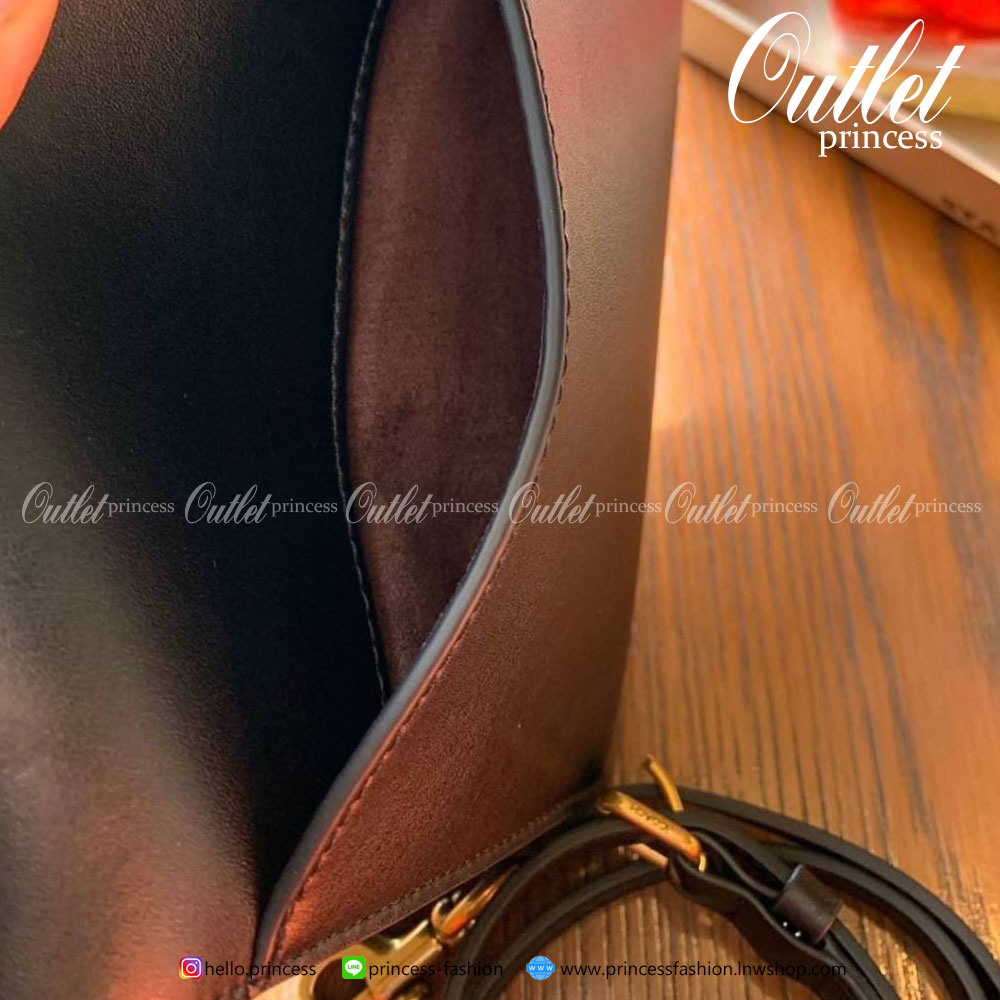 COACH TABBY TOP HANDLE 20 LEATHER BAG 💋กลับมาอีกครั้งตามคำเรียกร้องค่ะ!! กระเป๋าถือ//สะพายข้างได้ วัสดุหนังแท้อย่างดี หนึ่งใบทำหนัง2แบบได้อย่างลงตัว สวยงาม มีอะไหล่ตัวC ใหญ่ด้านหน้าโดดเด่นหรูมากๆค่ะ