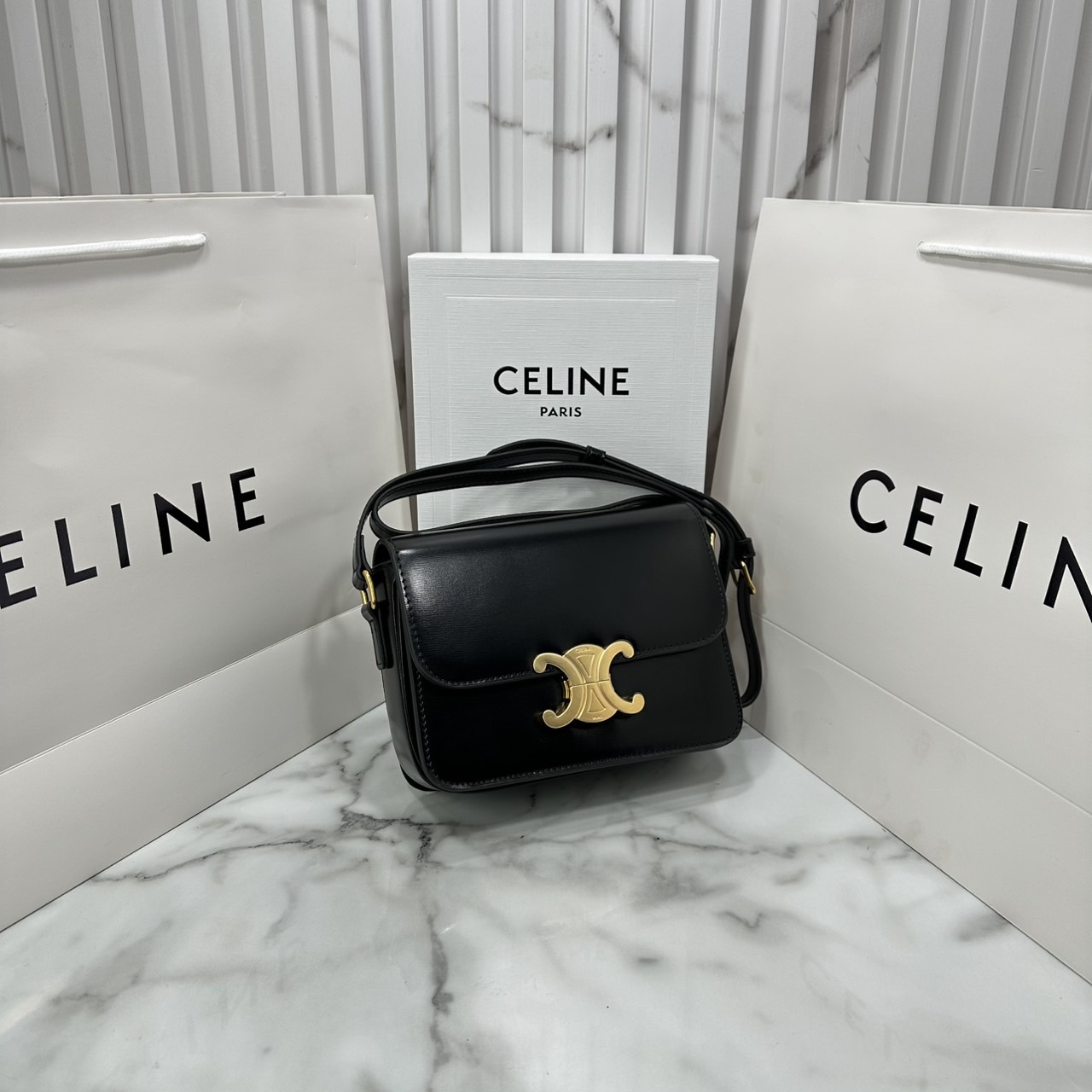 ORI หนังแท้ | 7" CELINE TRIOMPHE TEEN BAG in glossy leather กระเป๋าสะพายรุ่นยอดนิยม ถ่ายทอดให้เห็นถึงแก่นแท้ของสไตล์แบบ CELINE งานหนังเรียบเงาสวยหรูหรา