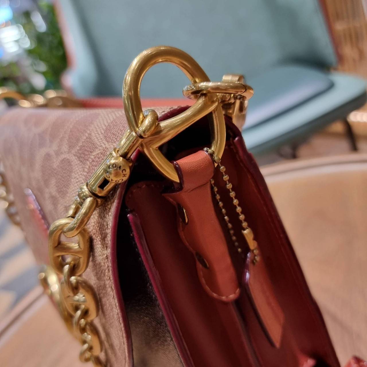 COACH C2418 BEAT SHOULDER IN SIGNATURE CANVAS WITH HORSE AND CARRIAGE PRINT กระเป๋าสะพายดีไซน์เลิศสุดหรู ปังกับดีเทลที่สุดใบนี้ เพราะมาพร้อมสายถึง 3 แบบ สลับใช้ไปรัวๆ หลากหลายไม่จำเจ สวยได้ทุกวัน เปิด-ปิดด้วยกระดุมแน่นหนา ภายในเป็นช่องโล่ง แบ่งสัดส่วน ใส่